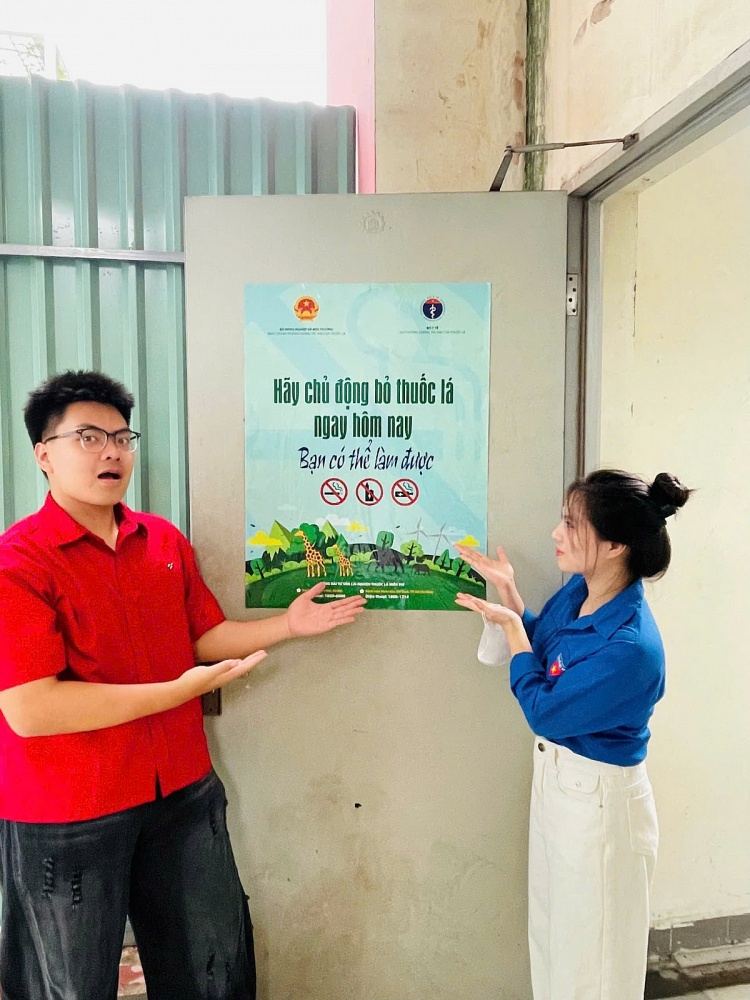 Đoàn thanh niên Trường Đại học Thủy lợi triển khai gián các pano, áp phích tuyên truyền về PCTHTL. Ảnh: ĐVCC