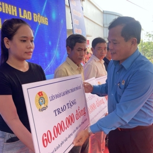 Huế phát động Tháng Công nhân và Tháng hành động về ATVSLĐ: Đặt người lao động ở vị trí trung tâm