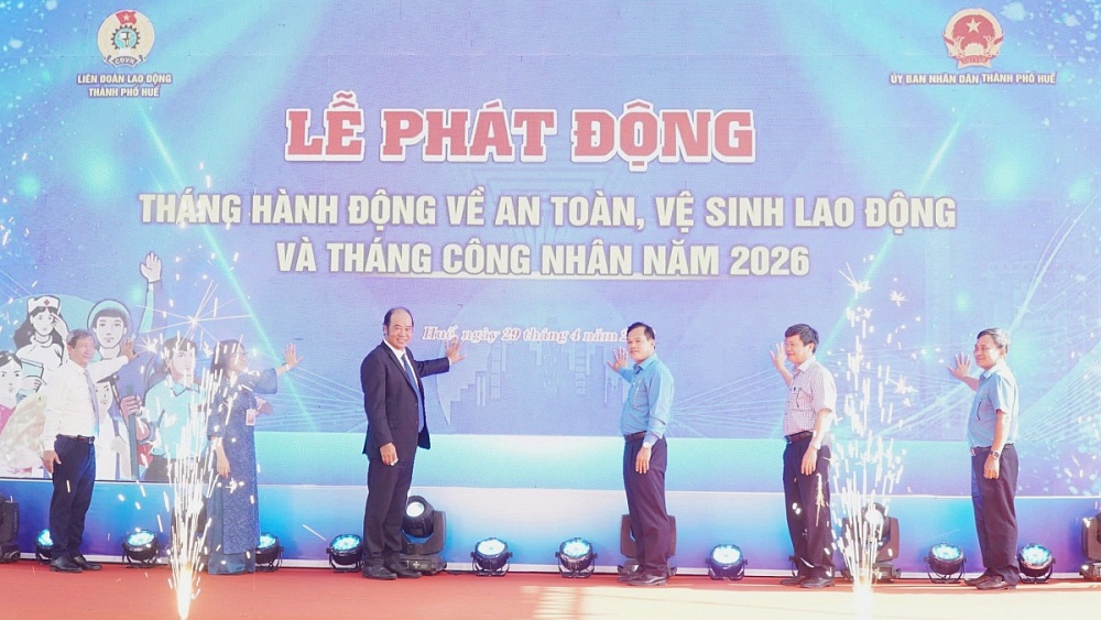 Huế phát động Tháng Công nhân và Tháng hành động về ATVSLĐ: Đặt người lao động ở vị trí trung tâm