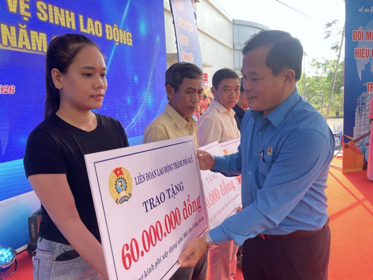 Huế phát động Tháng Công nhân và Tháng hành động về ATVSLĐ: Đặt người lao động ở vị trí trung tâm