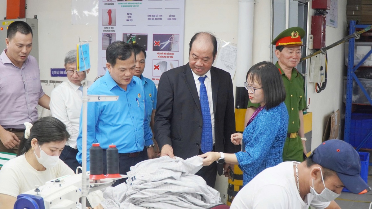 Huế phát động Tháng Công nhân và Tháng hành động về ATVSLĐ: Đặt người lao động ở vị trí trung tâm