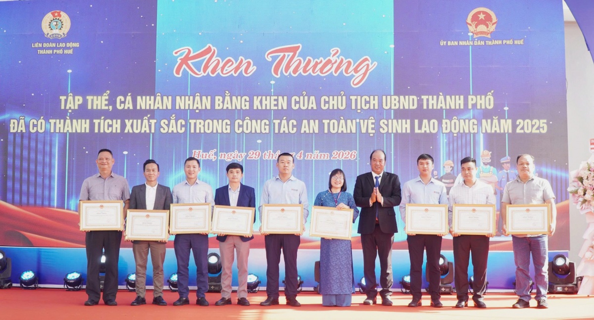 Huế phát động Tháng Công nhân và Tháng hành động về ATVSLĐ: Đặt người lao động ở vị trí trung tâm