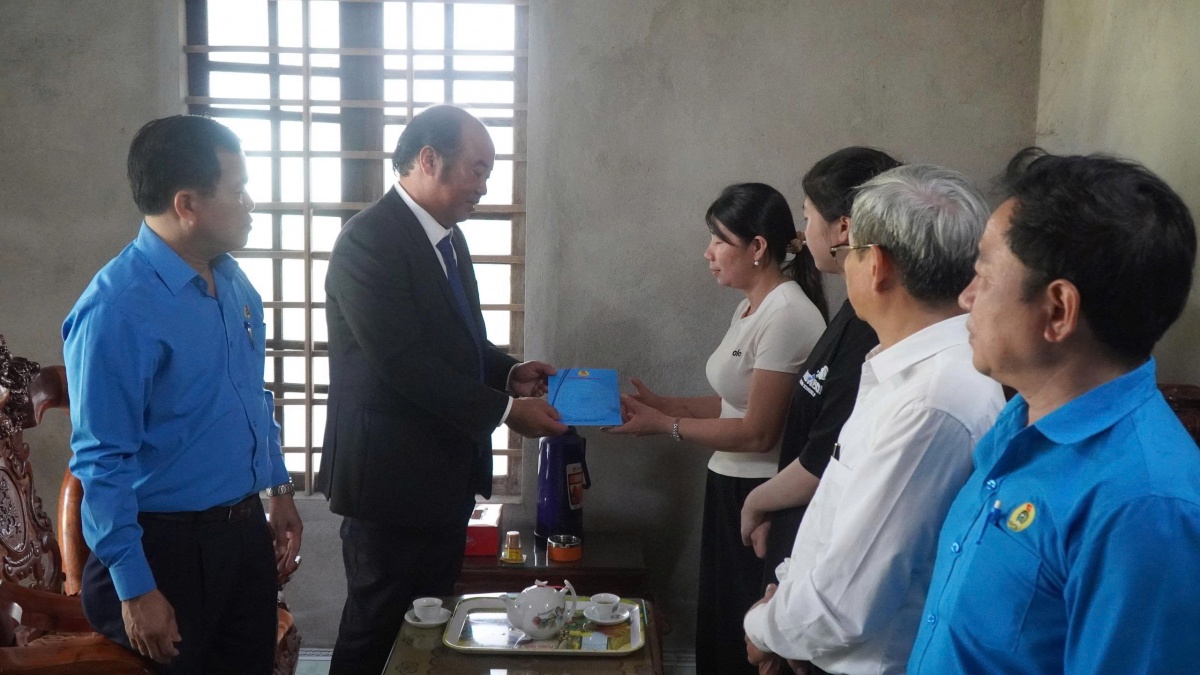 Huế phát động Tháng Công nhân và Tháng hành động về ATVSLĐ: Đặt người lao động ở vị trí trung tâm