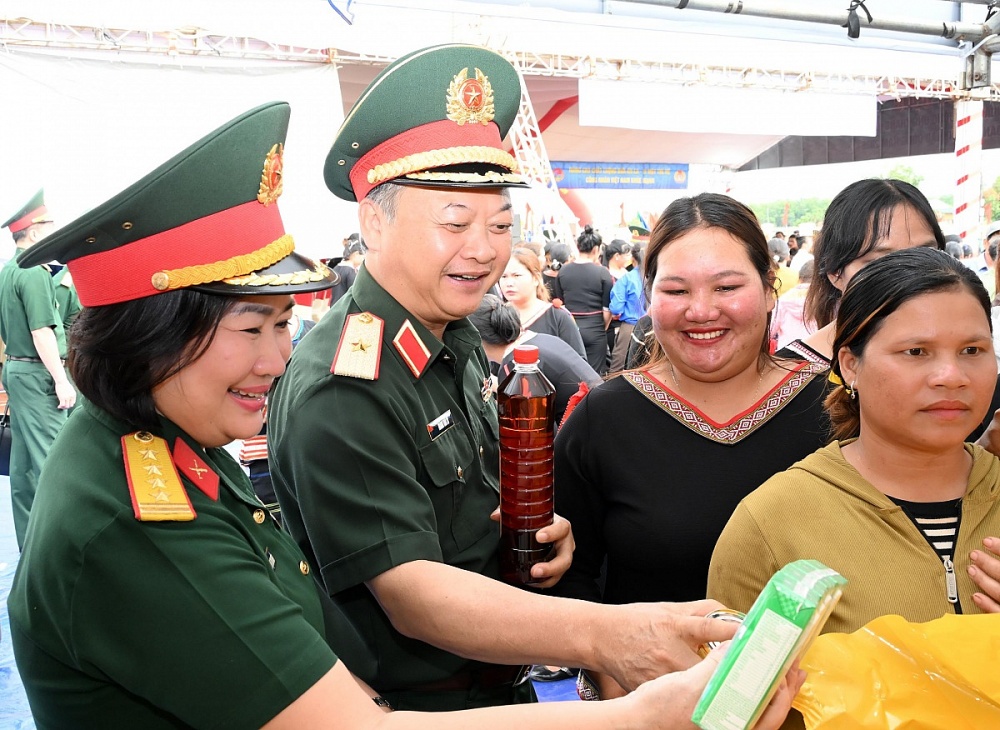 Thiếu tướng Hoàng Văn Sỹ và Đại tá Trần Thị Thu Hiền, Phó trưởng ban CĐQP (bên trái) thăm hỏi, tặng quà người lao động nhân dịp Tháng công nhân. Ảnh: ĐVCC