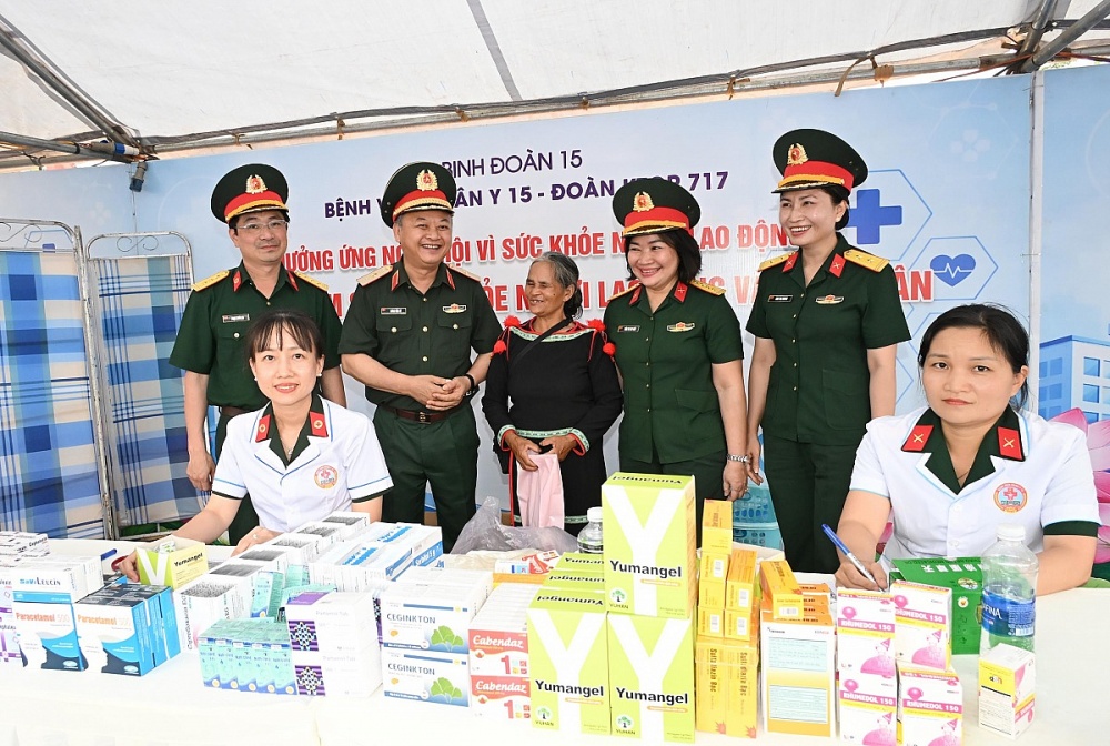 Thiếu tướng Hoàng Văn Sỹ và Đại tá Trần Thị Thu Hiền đến thăm hỏi, tặng quà người lao động tại điểm khám bệnh cấp thuốc miễn phí. Ảnh: ĐVCC