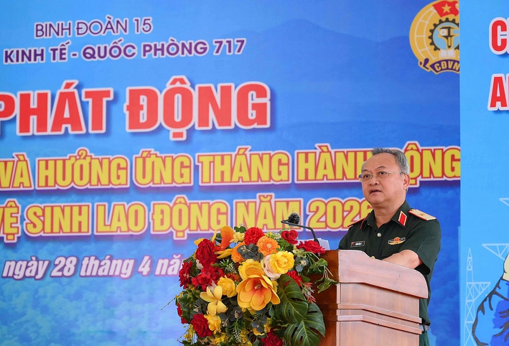 Thiếu tướng Hoàng Văn Sỹ, Tư lệnh Binh đoàn 15 khẳng định tại Lễ phát động Tháng Công nhân và hưởng ứng Tháng hành động về An toàn vệ sinh lao động (ATVSLĐ) năm 2026. Ảnh: ĐVCC