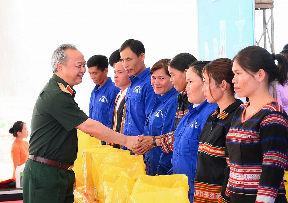 Thiếu tướng Hoàng Văn Sỹ và Đại tá Trần Thị Thu Hiền, Phó trưởng ban CĐQP (bên trái) thăm hỏi, tặng quà người lao động nhân dịp Tháng công nhân. Ảnh: ĐVCC