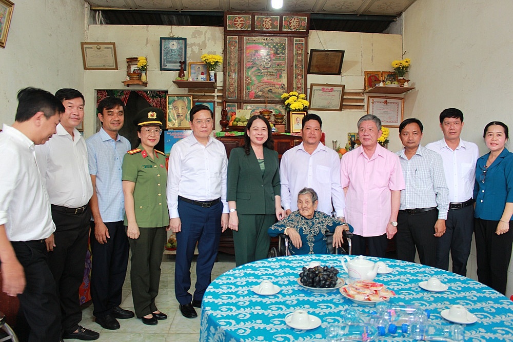 Phó Chủ tịch nước Võ Thị Ánh Xuân và đoàn đại biểu Trung ương, lãnh đạo tỉnh và địa phương đến thăm Mẹ Việt Nam Anh hùng Huỳnh Thị Chinh. Ảnh: Cổng thông tin Đồng Tháp