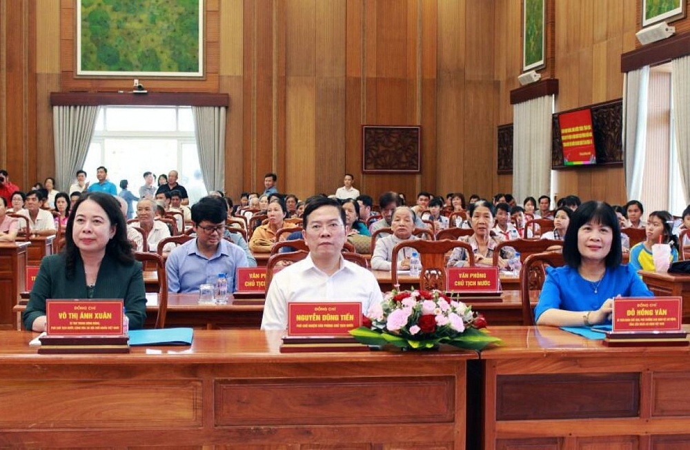 Phó Chủ tịch nước Võ Thị Ánh Xuân; Phó Chủ nhiệm Văn phòng Chủ tịch nước Nguyễn Dũng Tiến; Ủy viên Đoàn Chủ tịch, Phó Trưởng Ban Quan hệ Lao động, Tổng Liên đoàn Lao động Việt Nam (từ trái ảnh sang) tại buổi làm việc. Ảnh: Thanh Mai