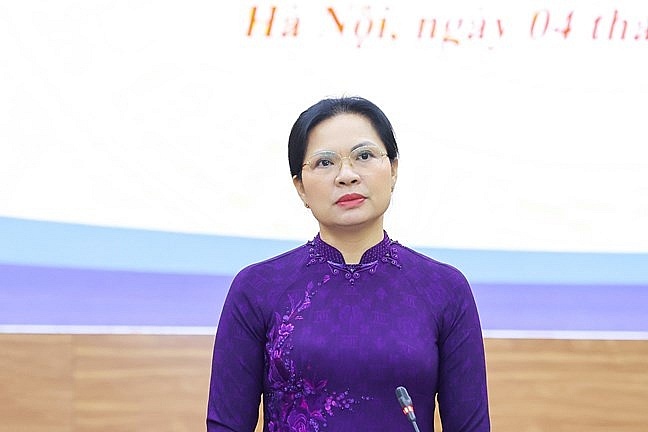 Bà Hà Thị Nga, Ủy viên Trung ương Đảng, Phó Chủ tịch -Tổng Thư ký UBTƯ MTTQ Việt Nam phát biểu tại họp báo.
