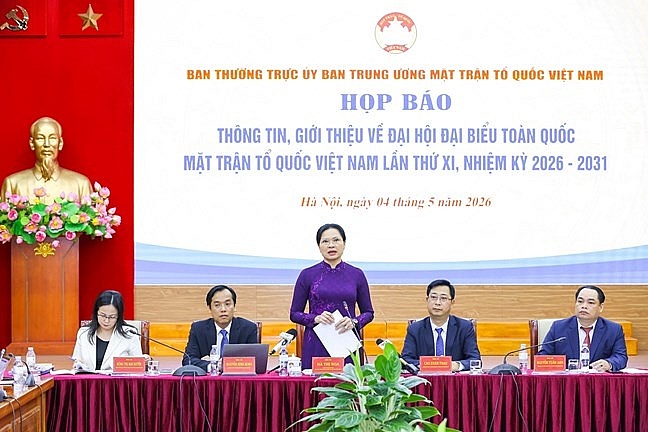 Bà Hà Thị Nga, Ủy viên Trung ương Đảng, Phó Chủ tịch -Tổng Thư ký UBTƯ MTTQ Việt Nam phát biểu tại họp báo.