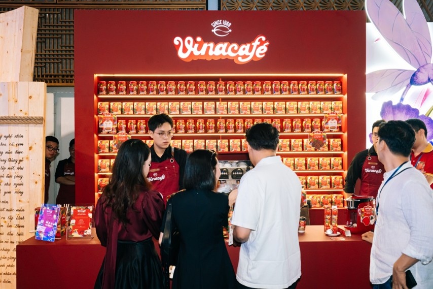 Cổ đông tham quan trải nghiệm các gian hàng sản phẩm của Masan Consumer 