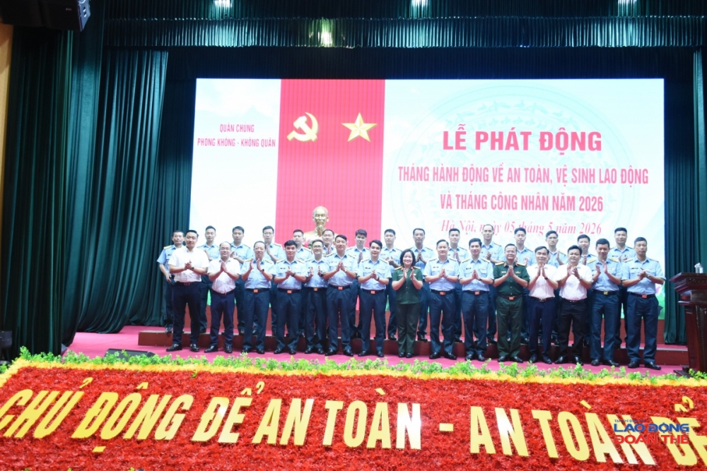 Các đại biểu chụp ảnh lưu niệm. Ảnh: Nguyễn Việt