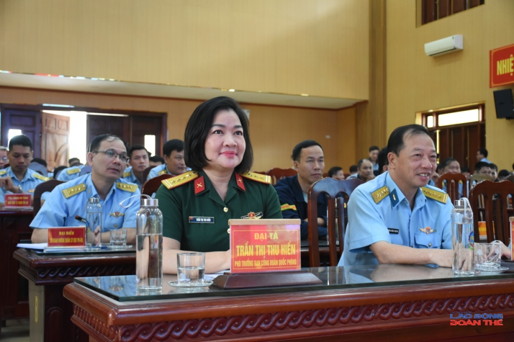 Đại tá Trần Thị Thu Hiền, Phó trưởng ban Công đoàn Quốc phòng tham dự Lễ phát động hưởng ứng Tháng hành động về An toàn, vệ sinh lao động (ATVSLĐ) và Tháng Công nhân năm 2026 diễn ra tại Nhà máy A31. Ảnh: Nguyễn Việt