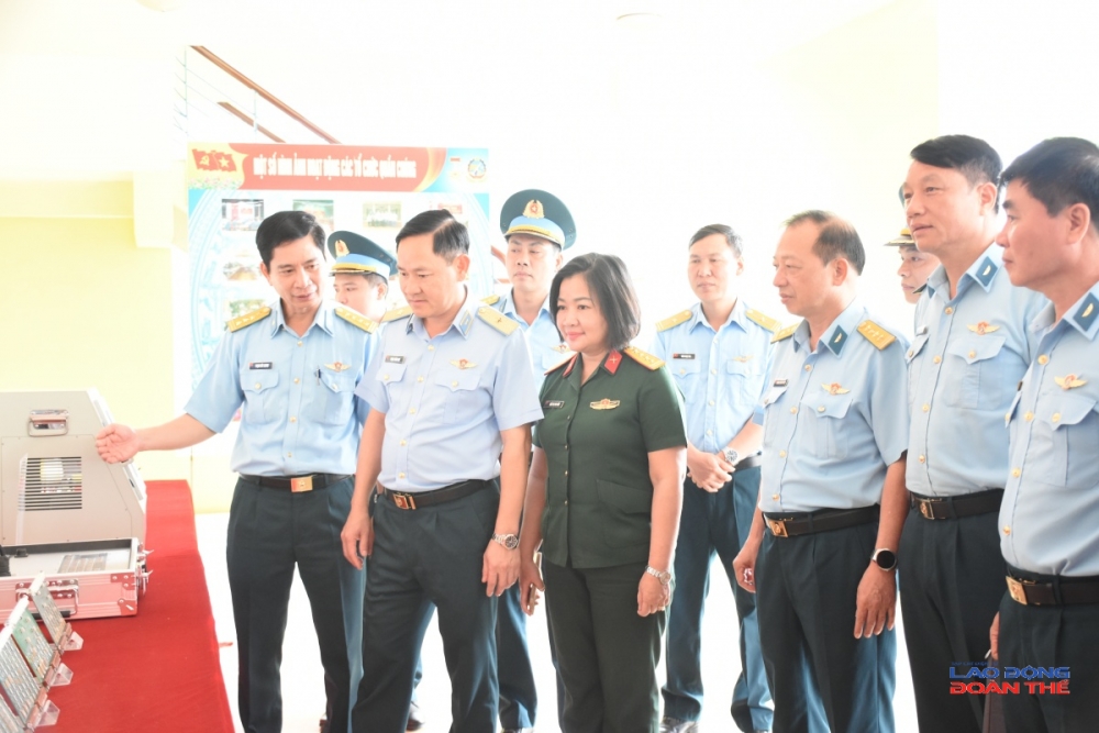 Tham quan gian trưng bày trang thiết bị PCCC và bảo hộ lao động. Ảnh: Nguyễn Việt