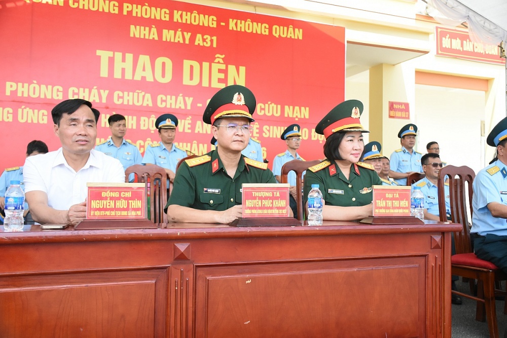 Đại tá Trần Thị Thu Hiền, Phó trưởng ban Công đoàn Quốc phòng xem thao diễn chữa cháy tại bãi hiệu chỉnh khí tài nhà máy. Ảnh: Nguyễn Việt