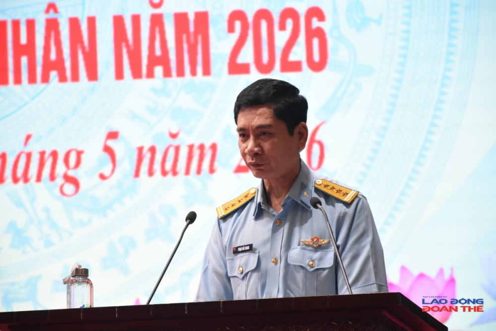 Đại tá Phạm Đức Giang, Giám đốc Nhà máy A31 phát biểu tại Lễ phát động hưởng ứng Tháng hành động về An toàn, vệ sinh lao động (ATVSLĐ) và Tháng Công nhân năm 2026 diễn ra tại Nhà máy A31. Ảnh: Nguyễn Việt