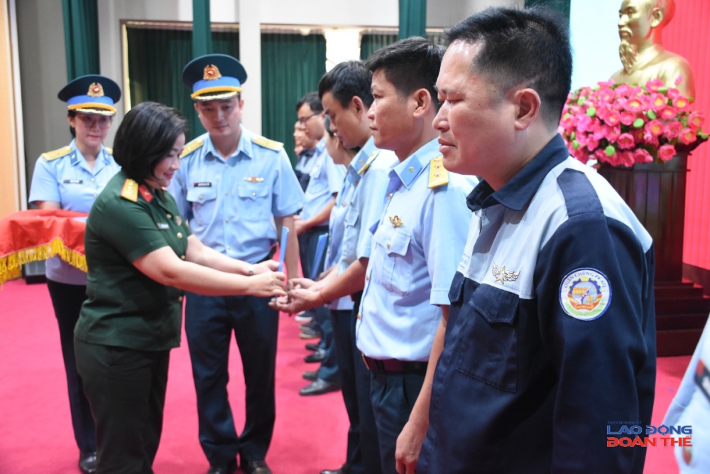 Đại tá Trần Thị Thu Hiền, Phó trưởng ban Công đoàn Quốc phòng trao tặng các suất quà cho 10 đồng chí có hoàn cảnh gia đình khó khăn. Ảnh: Nguyễn Việt