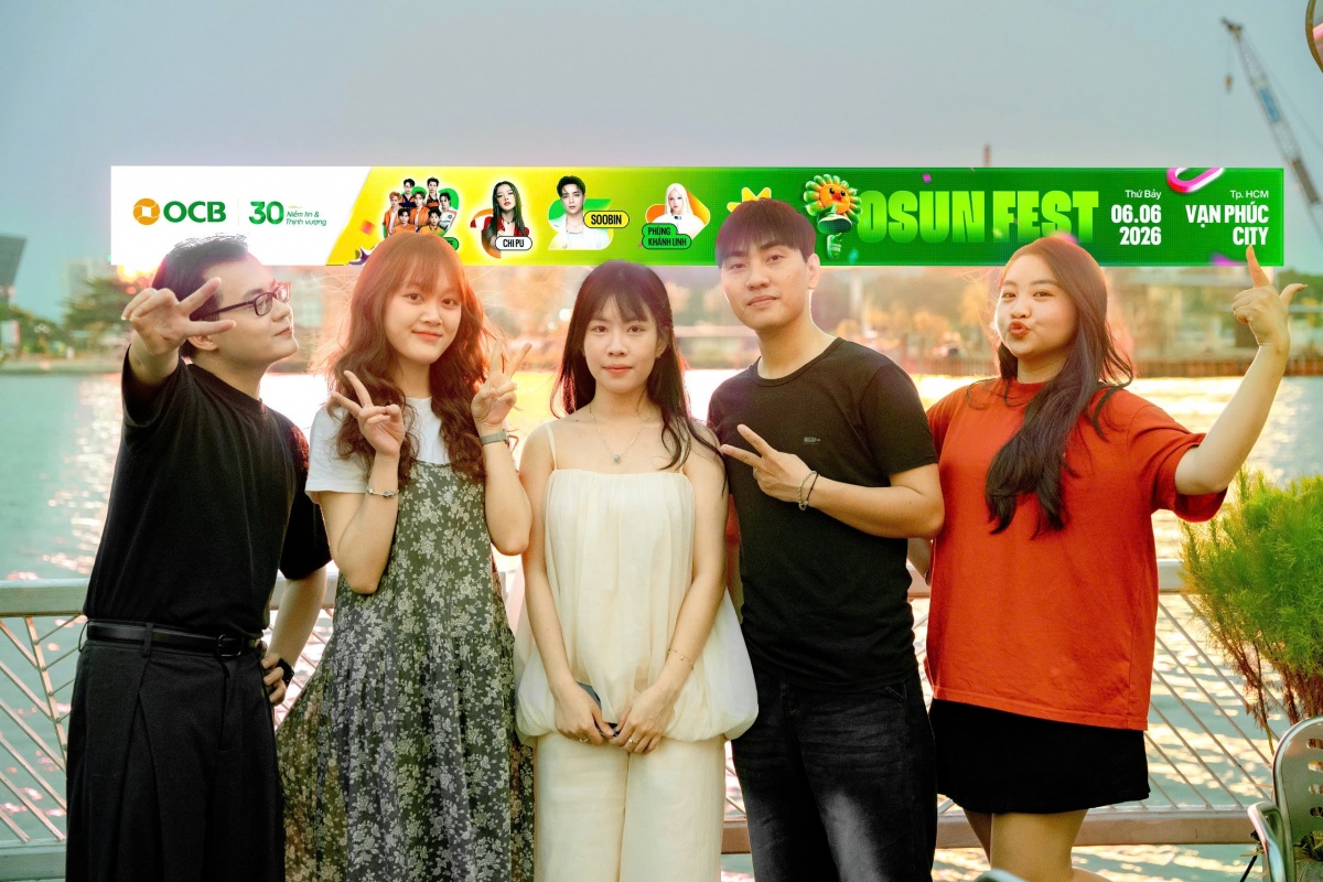 Khách hàng chụp hình check-in với SkyLED OSUNFEST tại bến Bạch Đằng
