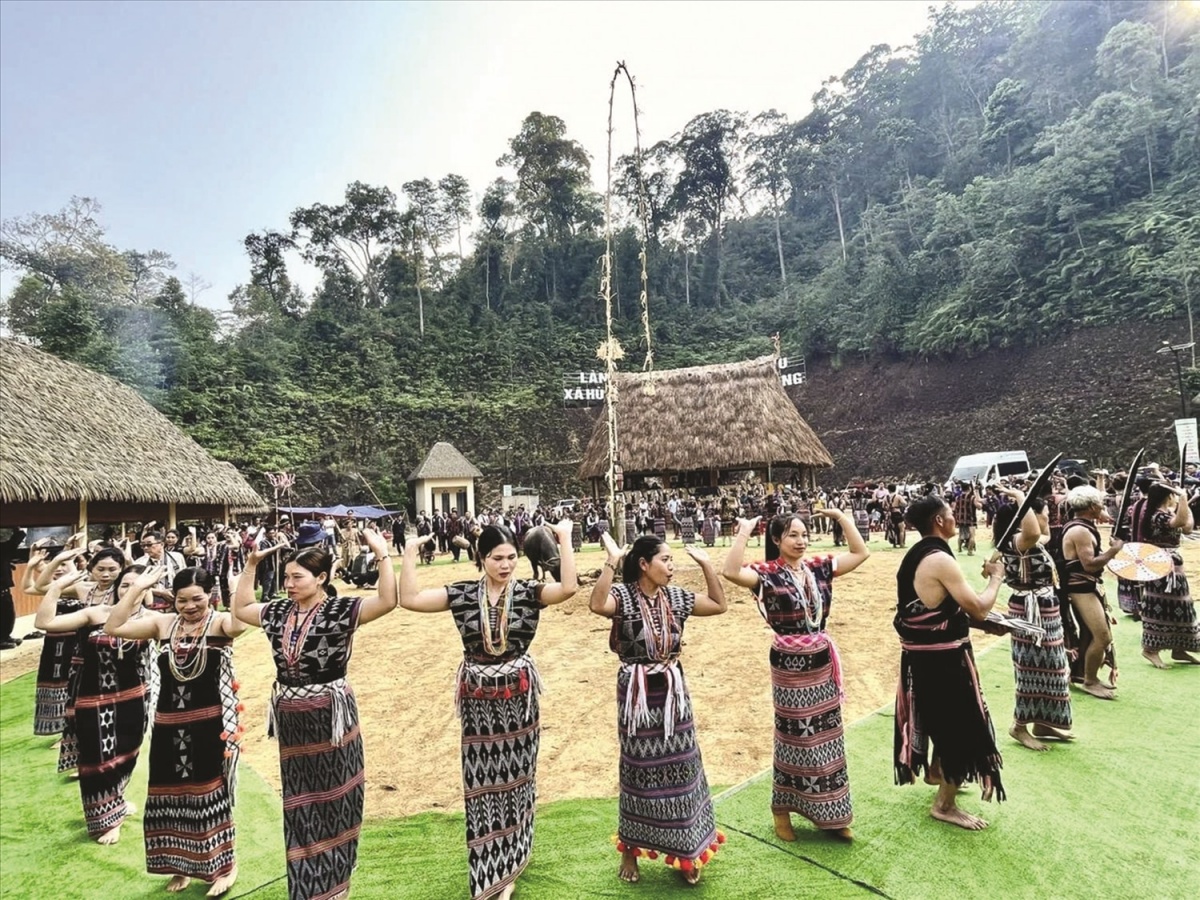 Đồng bào Cơ Tu múa tân tung dá da