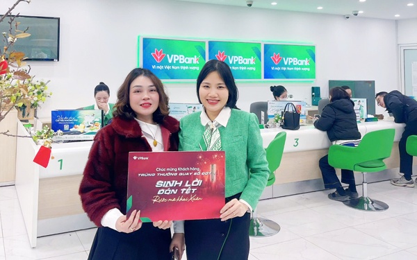 Chị Bùi Thị Châm nhận thưởng chương trình Sinh lời đón Tết-Rước mã khai xuân trong đợt quay số lần 1