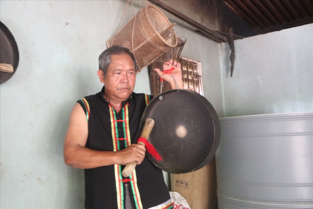 Nghệ nhân Ưu tú Dương Lai giới thiệu về tiếng chiêng truyền thống của đồng bào Co. (Ảnh HT)