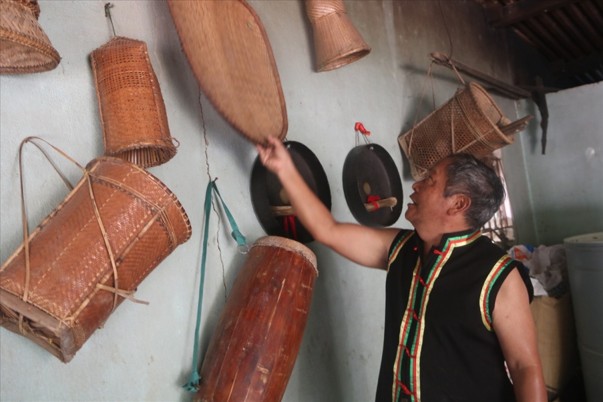 Nghệ nhân Ưu tú Dương Lai dành nhiều thời gian và công sức để sưu tầm, bảo tồn văn hóa của đồng bào mình. 