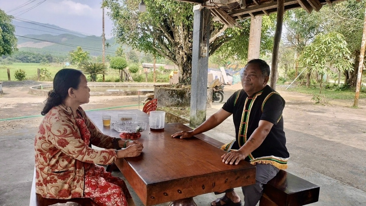 Trong vai trò Người có uy tín ở địa phương, ông Dương Lai tận tình đi từng ngõ, gõ từng nhà để nắm bắt tình hình về đời sống, kinh tế của bà con để có giải pháp động viên, hỗ trợ.