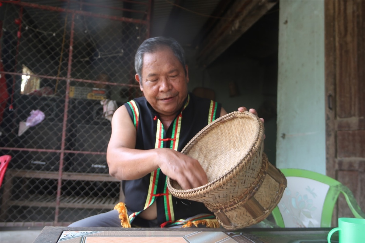 Nghệ nhân Ưu tú Dương Lai luôn mong muốn nghề truyền thống của đồng bào Co phải luôn được bảo tồn . (Ảnh HT)