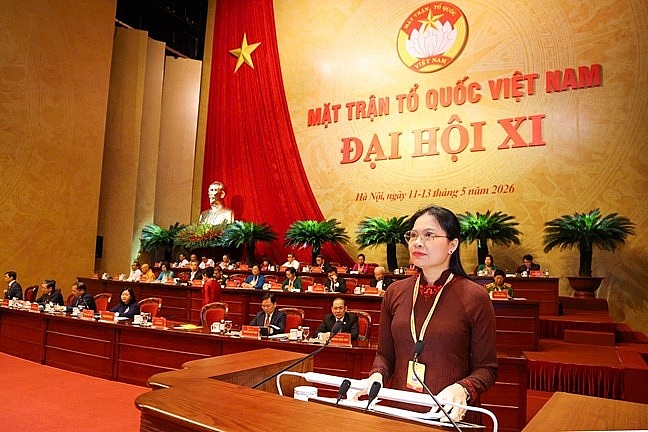 Ủy viên Trung ương Đảng, Phó Chủ tịch - Tổng Thư ký Ủy ban Trung ương MTTQ Việt Nam Hà Thị Nga trình bày Tờ trình Báo cáo kiểm điểm hoạt động của Ủy ban Trung ương, Đoàn Chủ tịch và Ban Thường trực Ủy ban Trung ương MTTQ Việt Nam giai đoạn 2024 – 2026. Ảnh: MTTQVN