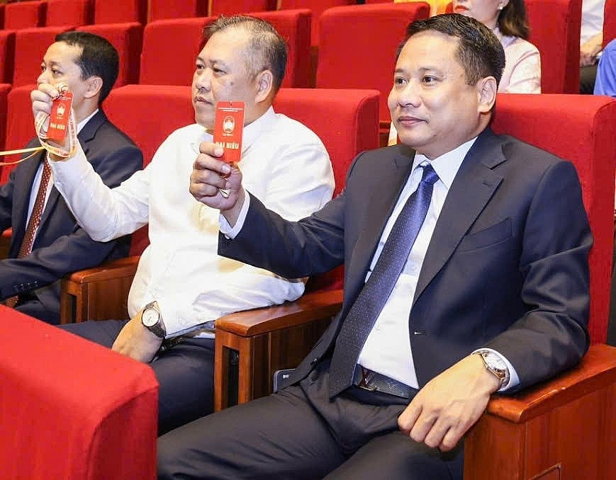 Các đại biểu tiến hành biểu quyết tại Đại hội. Ảnh: MTTQVN