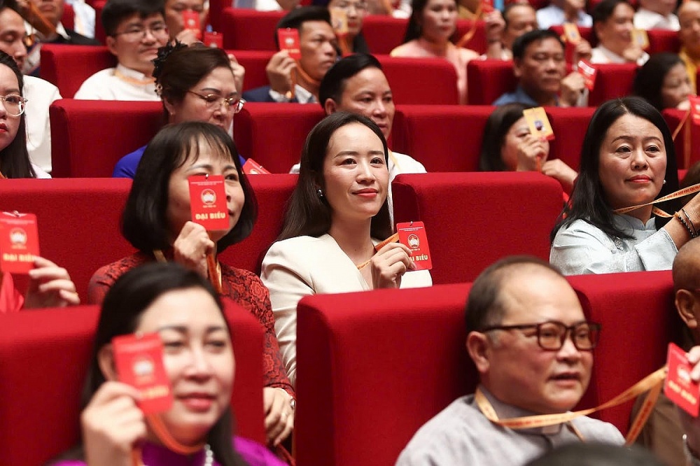 Đại biểu tiến hành biểu quyết tại Đại hội. Ảnh: MTTQVN