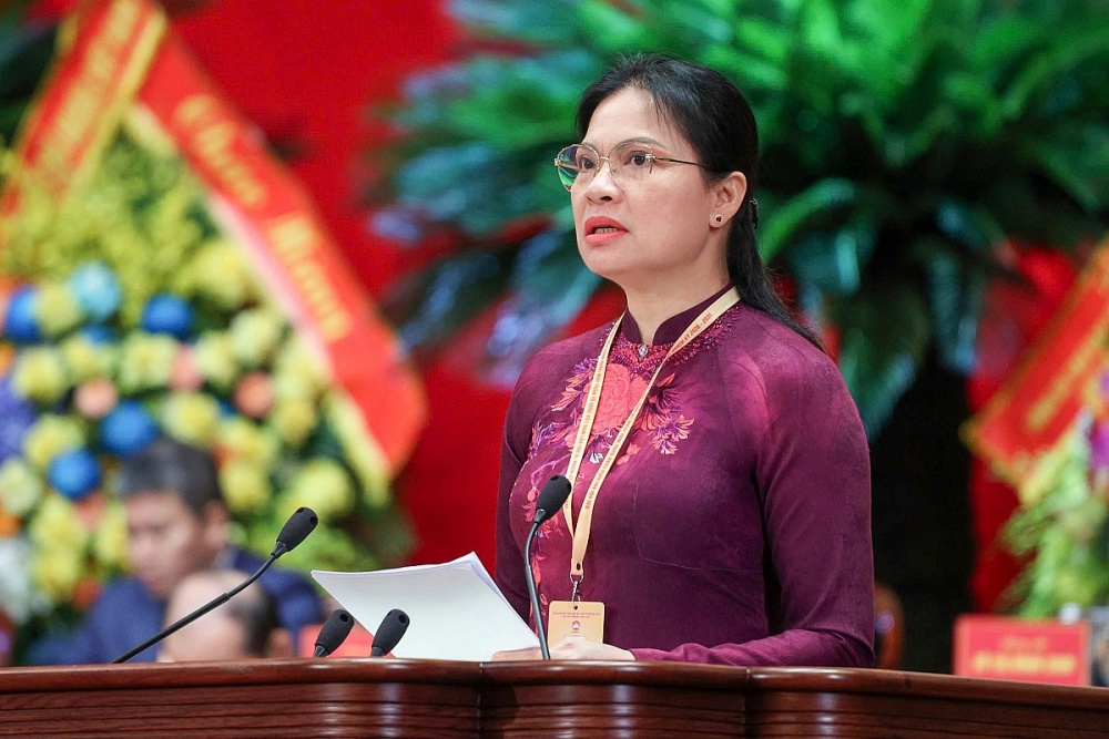 Bà Hà Thị Nga trình bày báo cáo chính trị tại Đại hội. Ảnh: Tuấn Minh