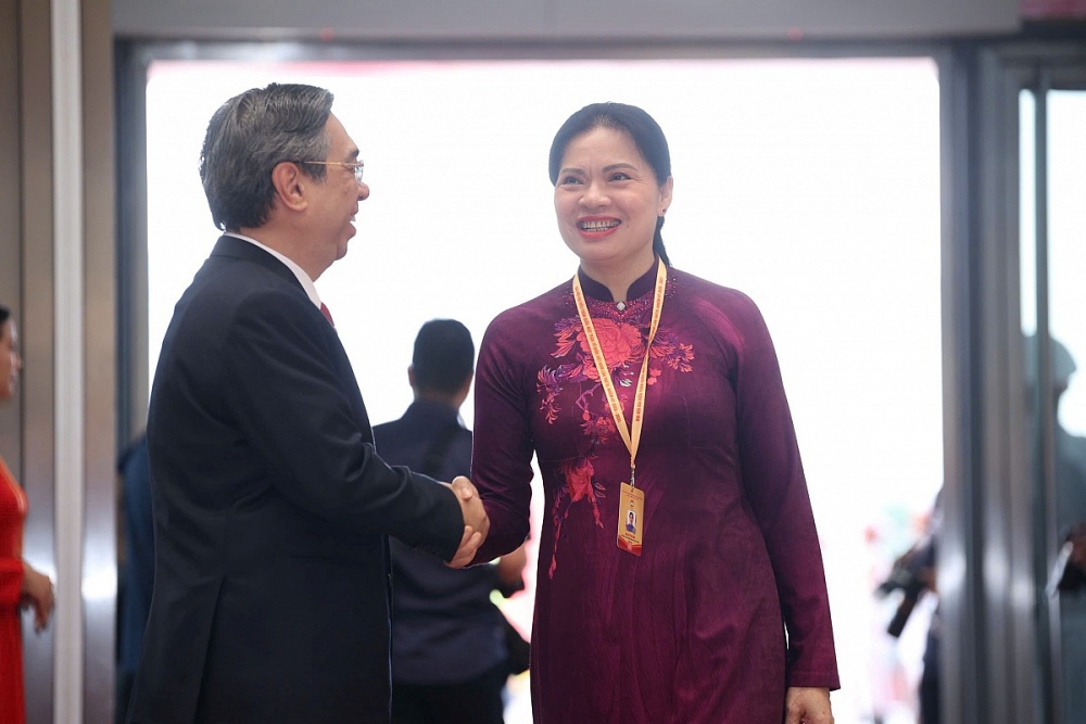 Bà Hà Thị Nga, Phó chủ tịch - Tổng thư ký Ủy ban T.Ư MTTQ Việt Nam, đón tiếp đại biểu tham dự Đại hội. Ảnh: Tuấn Minh 