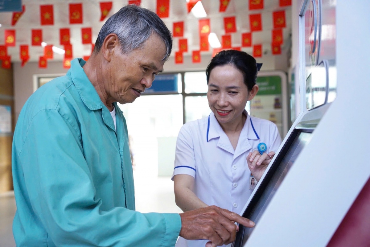 Điều dưỡng trưởng Hà Thị Mộng Thúy ân cần hướng dẫn bệnh nhân. Ảnh: YÊN AN