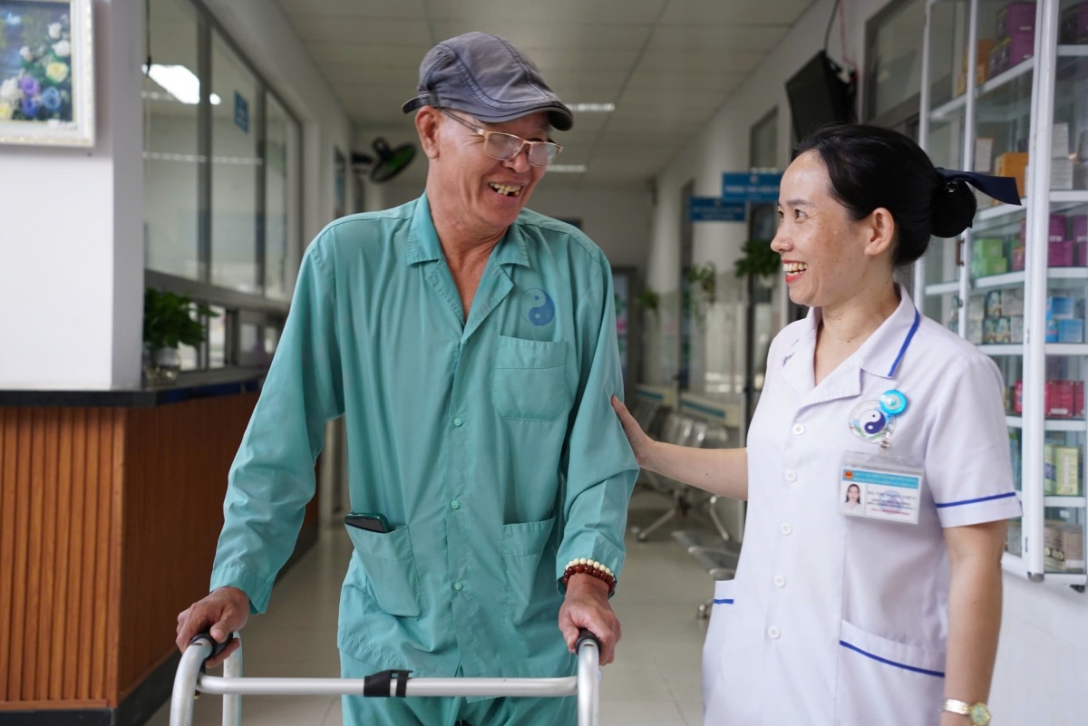 Nụ cười của nữ điều dưỡng Hà Thị Mộng Thúy giúp bệnh nhân cảm nhận được sự quan tâm và yên tâm hơn khi đến khám. Ảnh: YÊN AN
