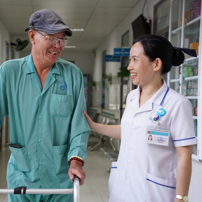 Nữ điều dưỡng hết lòng vì người bệnh