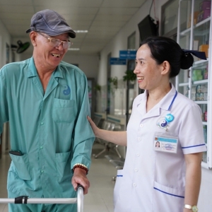 Nữ điều dưỡng hết lòng vì người bệnh