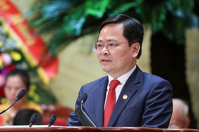 Ông Nguyễn Anh Tuấn - Ủy viên T.Ư Đảng, Phó Chủ tịch Ủy ban T.Ư MTTQ Việt Nam khóa XI, Chủ tịch Tổng Liên đoàn Lao động Việt Nam trình bày báo cáo tổng hợp ý kiến tham luận, thảo luận của các đại biểu dự Đại hội. Ảnh: Tuấn Minh
