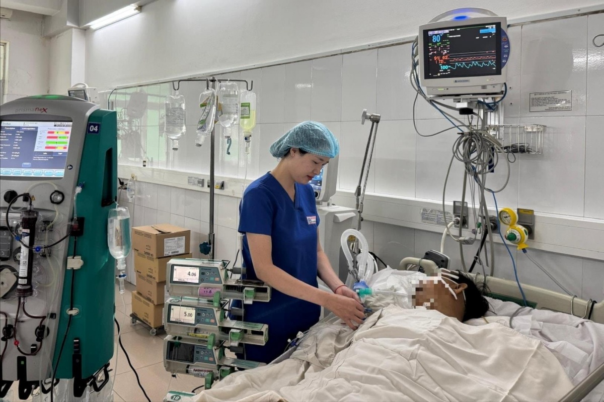 Điều dưỡng Nguyễn Thị Trang chăm sóc bệnh nhân tại Khoa Hồi sức tích cực - Chống độc (ICU), Bệnh viện Đà Nẵng. Ảnh: DUY AN.