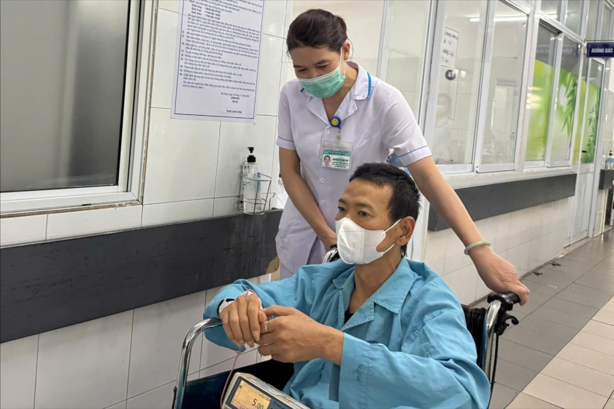 Điều dưỡng Loan Anh dành nhiều thời gian trò chuyện, lắng nghe bệnh nhân. Ảnh: DUY AN.