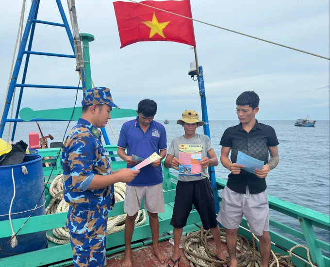 Lực lượng Cảnh sát biển tuyên truyền pháp luật về khai thác thủy hải sản cho ngư dân TP. HCM. Ảnh: Dũng Nhân Lực lượng Cảnh sát biển tuyên truyền pháp luật về khai thác thủy hải sản cho ngư dân TP. HCM. Ảnh: Dũng Nhân