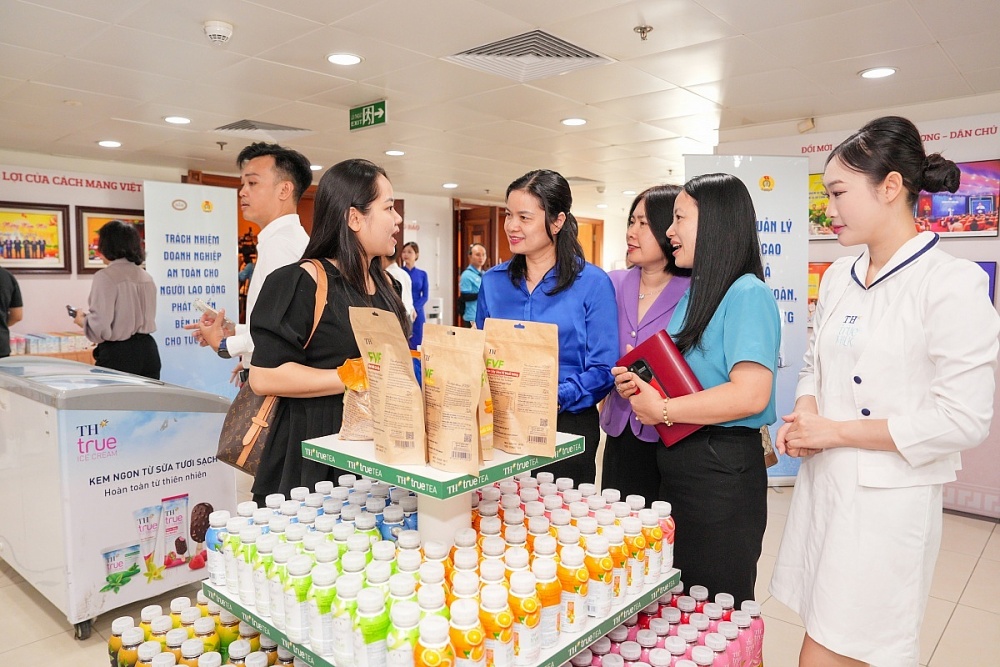 Các đại biểu thăm quan gian hàng giới thiệu sản phẩm, dịch vụ dành cho đoàn viên, người lao động. Ảnh: Hữu Chánh