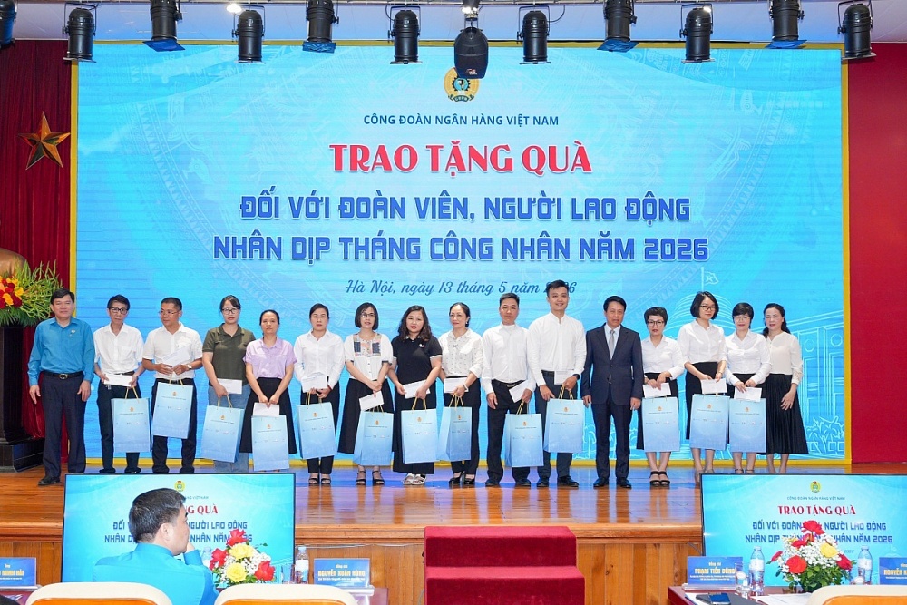 Phó Chủ tịch Tổng LĐLĐ Việt Nam Nguyễn Xuân Hùng (bên trái) và Phó Thống đốc NHNN, Chủ tịch Công đoàn Ngân hàng Việt Nam Phạm Tiến Dũng (thứ 5 bên phải) trao tặng quà cho đoàn viên, người lao động nhân dịp Tháng Công nhân năm 2026. Ảnh: Hữu Chánh. Ảnh: Hữu Chánh