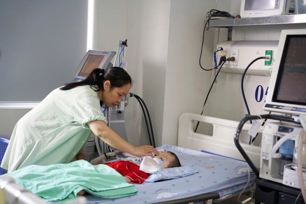 Chị Võ Thị Hiền túc trực bên con trong suốt hành trình điều trị kéo dài gần 10 năm tại Bệnh viện Phụ sản - Nhi Đà Nẵng. Ảnh: TRÂM ANH