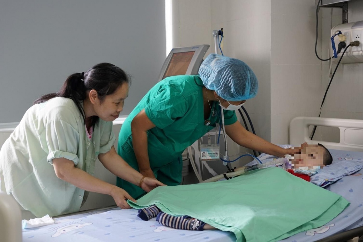 Sự đồng hành của bác sĩ, điều dưỡng và Phòng Công tác xã hội là điểm tựa giúp mẹ con chị Võ Thị Hiền vượt qua khó khăn. Ảnh: TRÂM ANH.