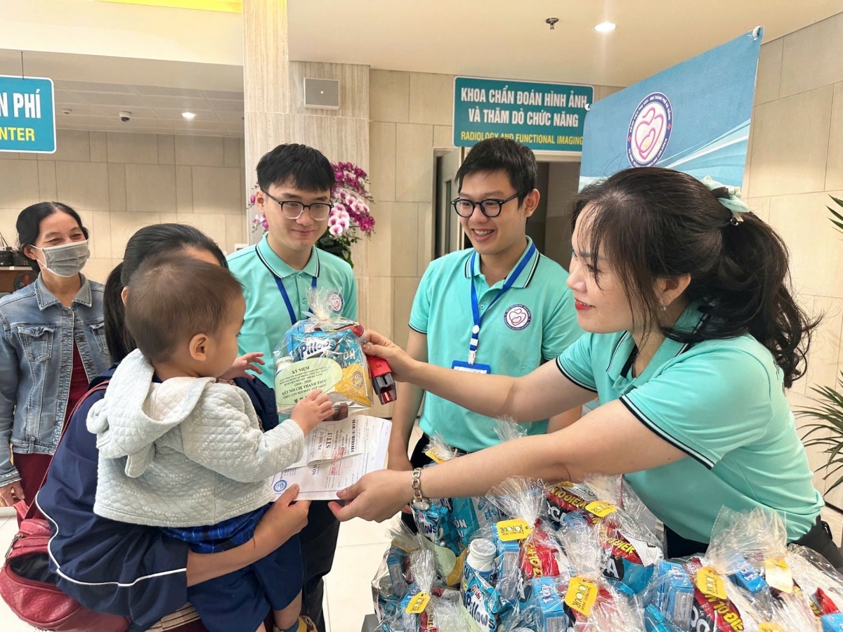 Những món quà nhỏ chứa đựng sự quan tâm, đồng hành của cộng đồng với bệnh nhân tại Bệnh viện Phụ sản - Nhi Đà Nẵng. Ảnh: BVCC.
