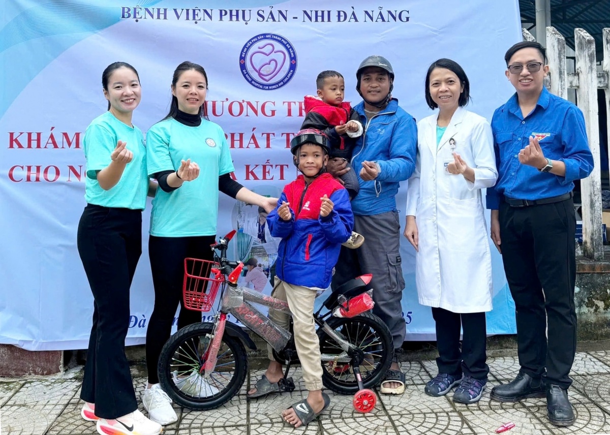 Bệnh viện Phụ sản - Nhi Đà Nẵng duy trì hoạt động khám bệnh, cấp phát thuốc miễn phí và tặng quà cho các hoàn cảnh khó khăn. Ảnh: BVCC.