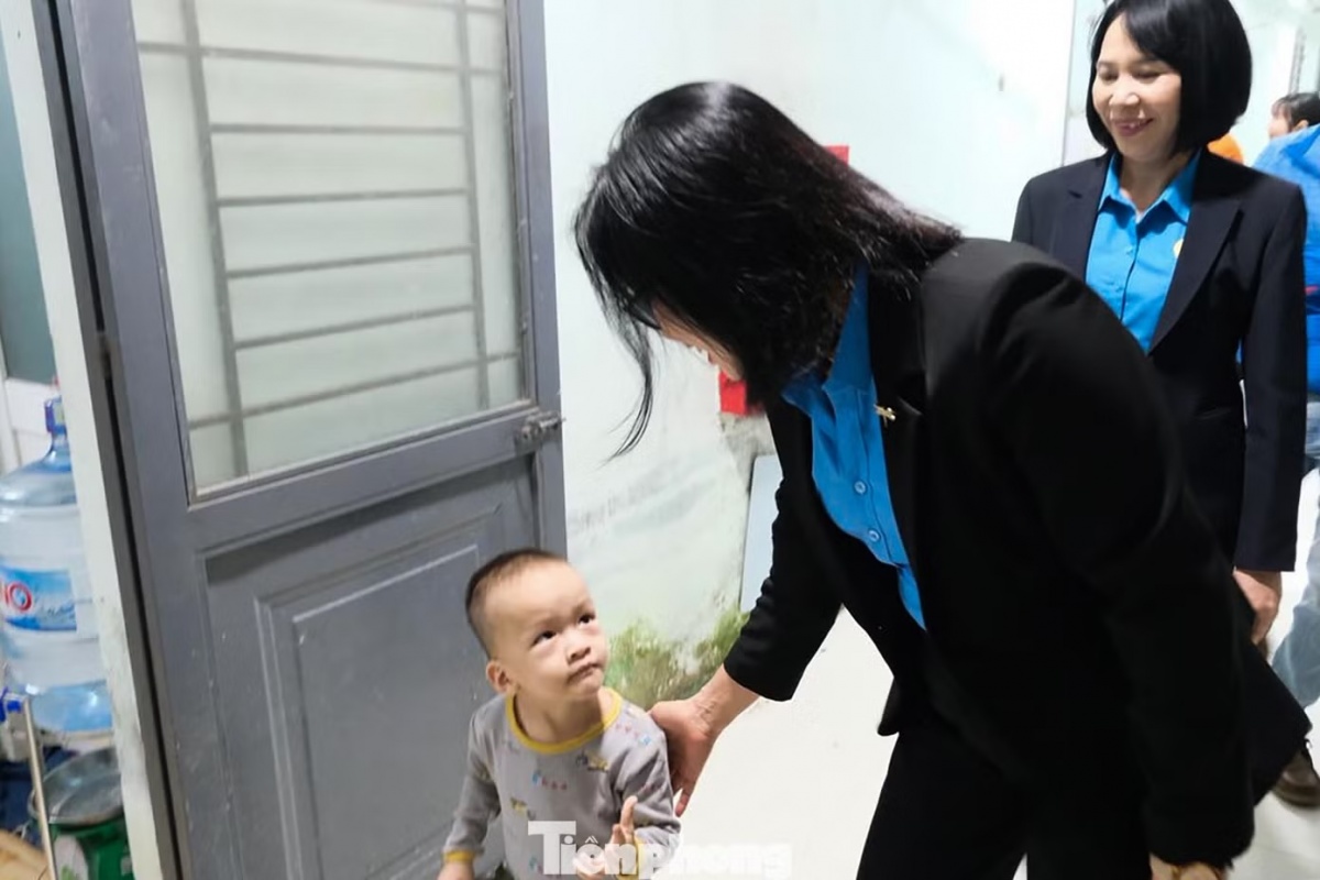 Chủ tịch Liên đoàn Lao động TP. Đà Nẵng Phan Thị Thúy Linh thăm và tặng quà Tết cho công nhân ở Khu nhà ở công nhân.