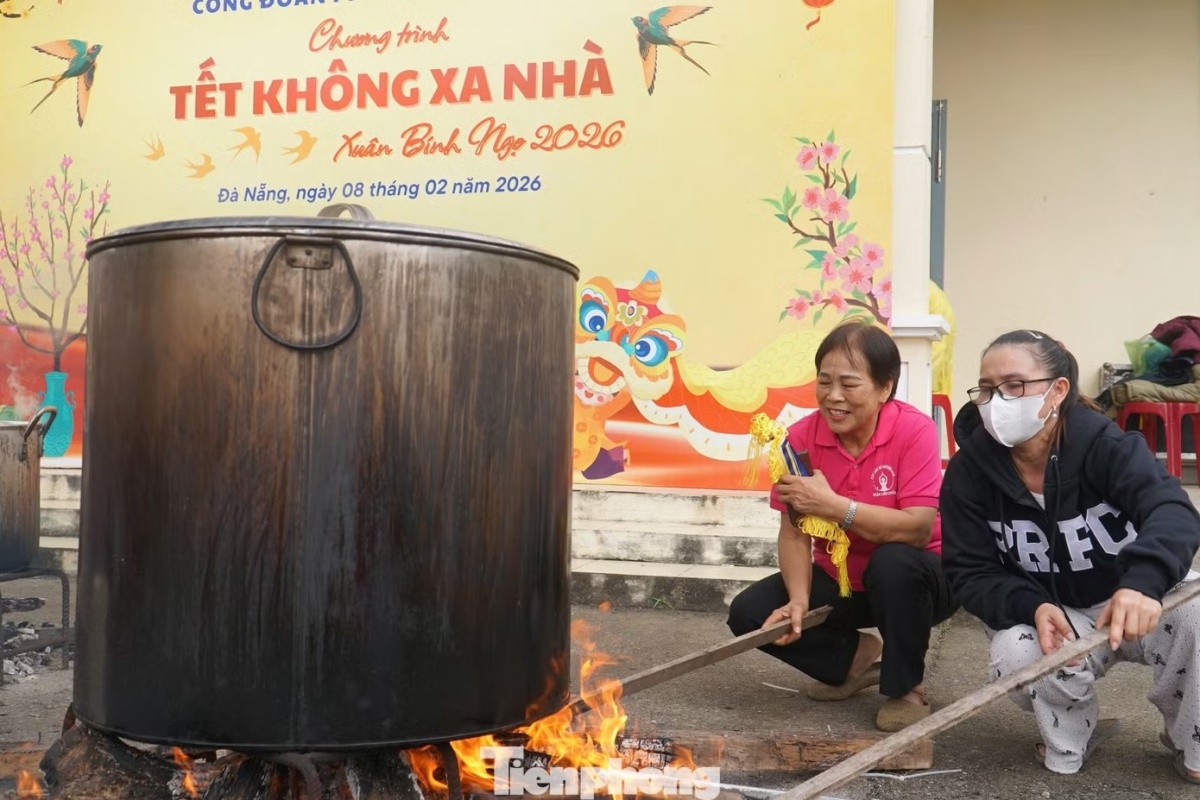 Năm nào, bà Vũ Thị Nhu (áo hồng) cũng cùng công nhân trong khu trọ gói bánh chưng đón Tết.